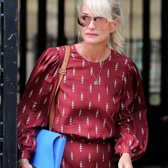 Laeticia Hallyday sort de chez son avocat Avenue Montaigne avec un dossier à la main à Paris, le 23 septembre 2019.