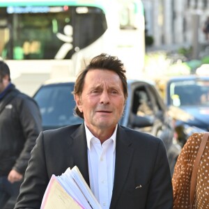 Maître Jacques Verrecchia (représente Jade et Joy), Laeticia Hallyday - Laeticia Hallyday sort du cabinet de ses nouveaux avocats avec son père et ils marchent avenue Montaigne à Paris le 18 septembre 2019.