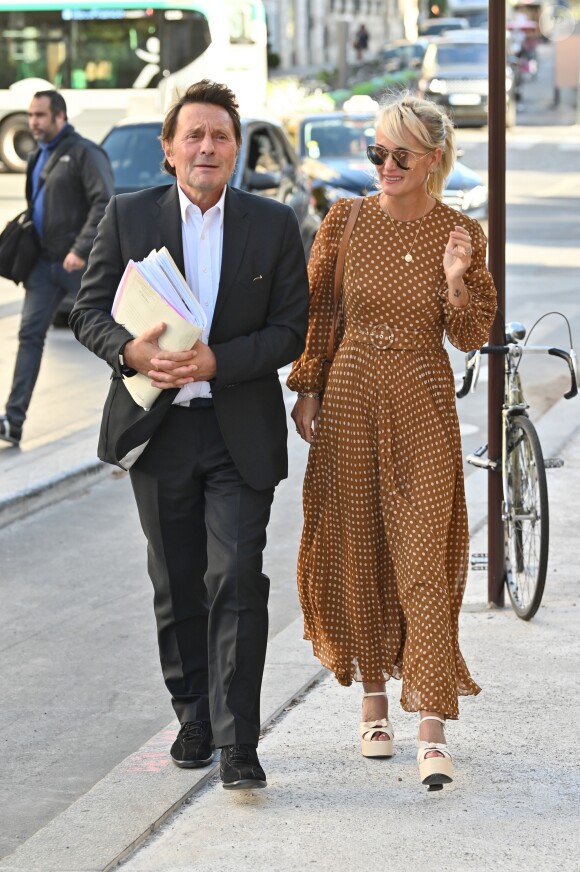 Maître Jacques Verrecchia (représente Jade et Joy), Laeticia Hallyday - Laeticia Hallyday sort du cabinet de ses nouveaux avocats avec son père et ils marchent avenue Montaigne à Paris le 18 septembre 2019.