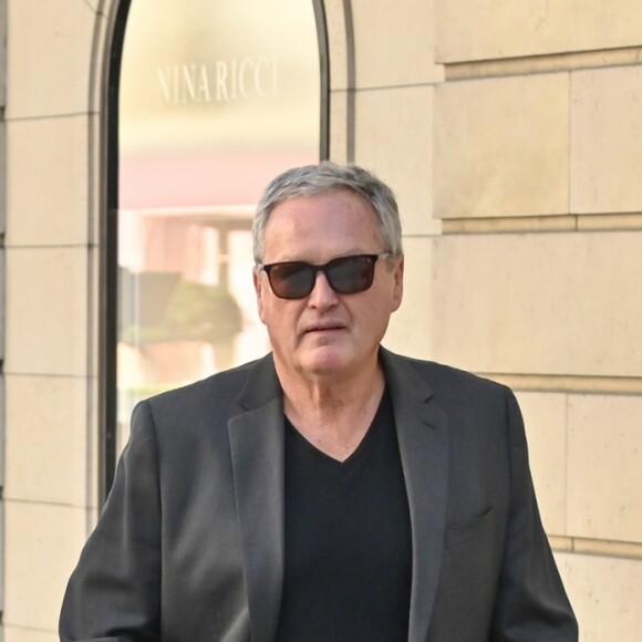 Maître Jacques Verrecchia (représente Jade et Joy), Laeticia Hallyday, maître Gilles Gauer, avocat, André Boudou, le père de Laeticia Hallyday - Laeticia Hallyday sort du cabinet de ses nouveaux avocats avec son père et ils marchent avenue Montaigne à Paris le 18 septembre 2019.