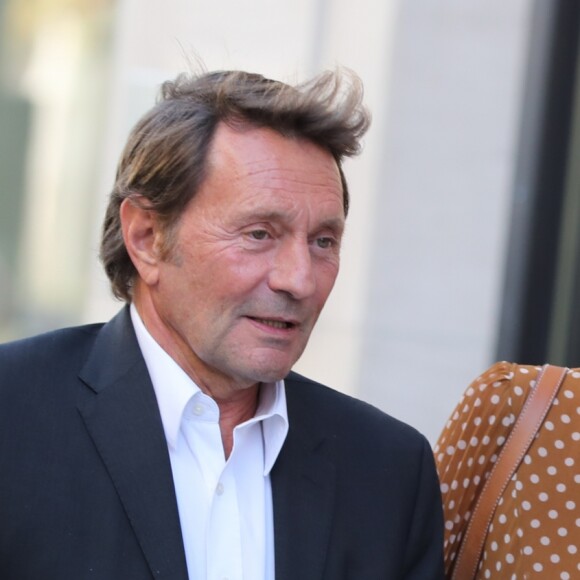Maître Jacques Verrecchia (représente Jade et Joy), Laeticia Hallyday - Laeticia Hallyday sort du cabinet de ses nouveaux avocats avec son père et ils marchent avenue Montaigne à Paris le 18 septembre 2019.