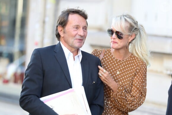 Maître Jacques Verrecchia (représente Jade et Joy), Laeticia Hallyday - Laeticia Hallyday sort du cabinet de ses nouveaux avocats avec son père et ils marchent avenue Montaigne à Paris le 18 septembre 2019. L