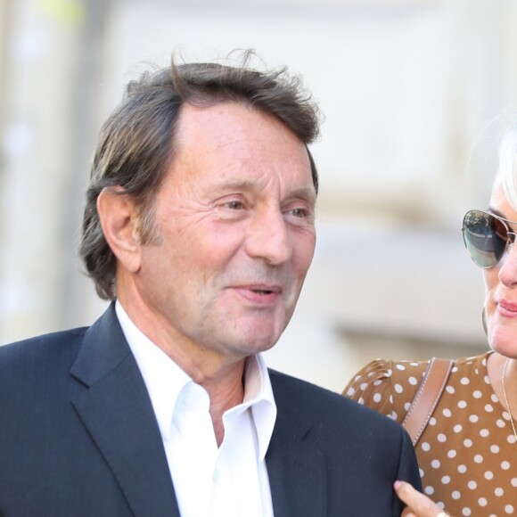Maître Jacques Verrecchia (représente Jade et Joy), Laeticia Hallyday - Laeticia Hallyday sort du cabinet de ses nouveaux avocats avec son père et ils marchent avenue Montaigne à Paris le 18 septembre 2019. L