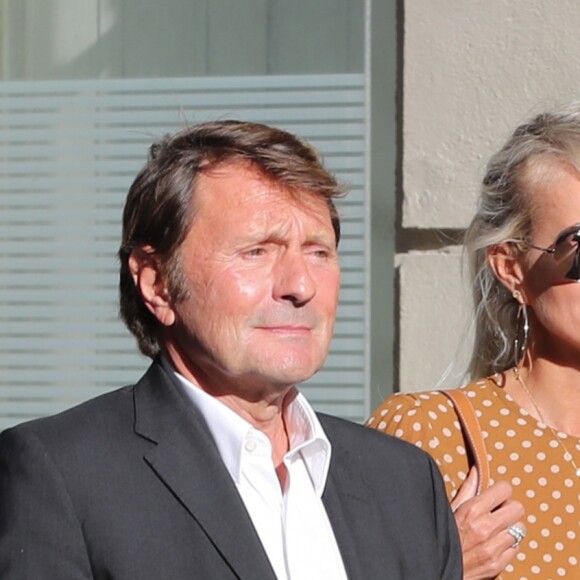 Maître Jacques Verrecchia (représente Jade et Joy), Laeticia Hallyday - Laeticia Hallyday sort du cabinet de ses nouveaux avocats avec son père et ils marchent avenue Montaigne à Paris le 18 septembre 2019.