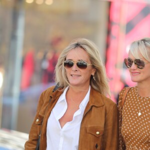 Laeticia Hallyday sort d'un déjeuner au restaurant Hanawa Paris avec son amie Marie Poniatowski le 18 septembre 2019.