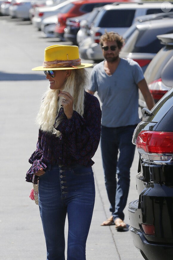 Laeticia Hallyday, son nouveau compagnon Pascal Balland et Maryline Issartier vont déjeuner dans un restaurant de sushi à Los Angeles, proche de l'école des filles de Laeticia. Le 13 septembre 2019.