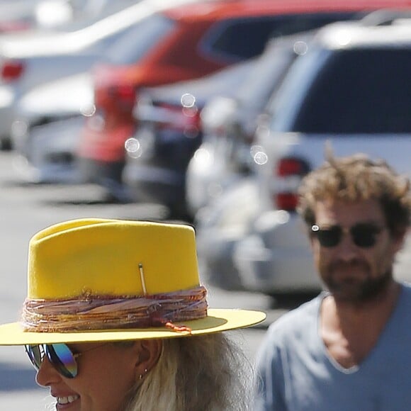 Laeticia Hallyday, son nouveau compagnon Pascal Balland et Maryline Issartier vont déjeuner dans un restaurant de sushi à Los Angeles, proche de l'école des filles de Laeticia. Le 13 septembre 2019.
