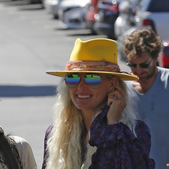 Laeticia Hallyday, son nouveau compagnon Pascal Balland et Maryline Issartier vont déjeuner dans un restaurant de sushi à Los Angeles, proche de l'école des filles de Laeticia. Le 13 septembre 2019.