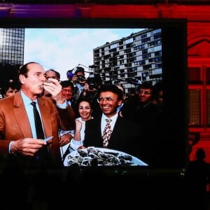 Hommage à l'ancien maire de Paris et président de la république, Jacques Chirac, décédé ce jour. Un recueil est mis à la disposition des francais pour exprimer leurs condoléances sur le perron de Hôtel de ville de Paris, France, le 26 septembre 2019. © Stéphane Lemouton/Bestimage