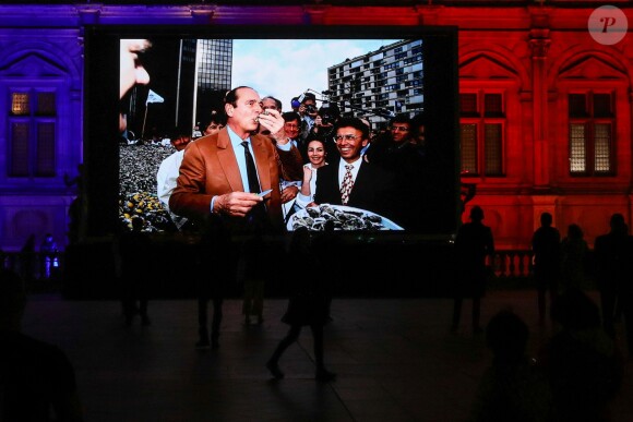 Hommage à l'ancien maire de Paris et président de la république, Jacques Chirac, décédé ce jour. Un recueil est mis à la disposition des francais pour exprimer leurs condoléances sur le perron de Hôtel de ville de Paris, France, le 26 septembre 2019. © Stéphane Lemouton/Bestimage