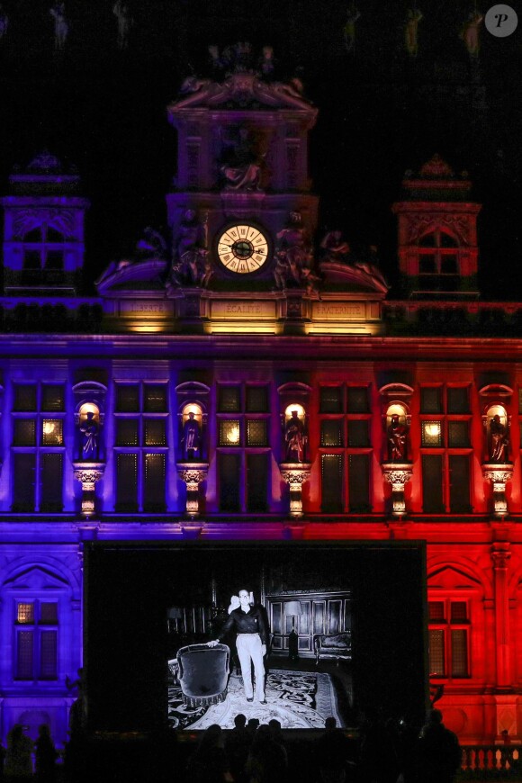 Hommage à l'ancien maire de Paris et président de la république, Jacques Chirac, décédé ce jour. Un recueil est mis à la disposition des francais pour exprimer leurs condoléances sur le perron de Hôtel de ville de Paris, France, le 26 septembre 2019. © Stéphane Lemouton/Bestimage