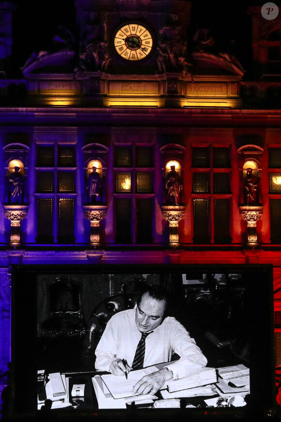 Hommage à l'ancien maire de Paris et président de la république, Jacques Chirac, décédé ce jour. Un recueil est mis à la disposition des francais pour exprimer leurs condoléances sur le perron de Hôtel de ville de Paris, France, le 26 septembre 2019. © Stéphane Lemouton/Bestimage