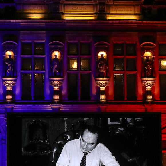 Hommage à l'ancien maire de Paris et président de la république, Jacques Chirac, décédé ce jour. Un recueil est mis à la disposition des francais pour exprimer leurs condoléances sur le perron de Hôtel de ville de Paris, France, le 26 septembre 2019. © Stéphane Lemouton/Bestimage