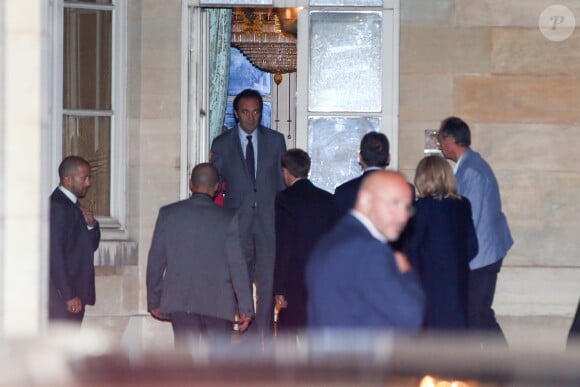 Le président Emmanuel Macron et sa femme Brigitte arrivent au domicile de Jacques Chirac à Paris le 26 septembre 2019.