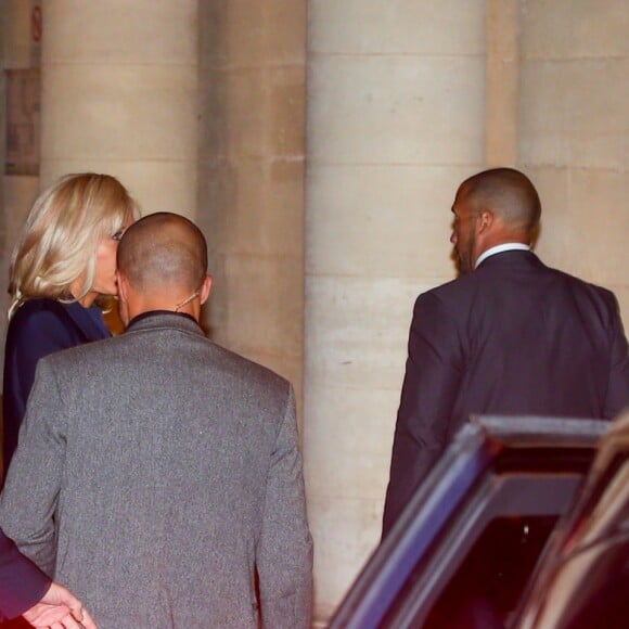 Le président Emmanuel Macron et sa femme Brigitte arrivent au domicile de Jacques Chirac à Paris le 26 septembre 2019.