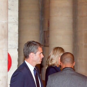 Le président Emmanuel Macron et sa femme Brigitte arrivent au domicile de Jacques Chirac à Paris le 26 septembre 2019.