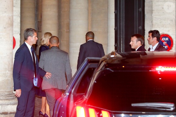 Le président Emmanuel Macron et sa femme Brigitte arrivent au domicile de Jacques Chirac à Paris le 26 septembre 2019.