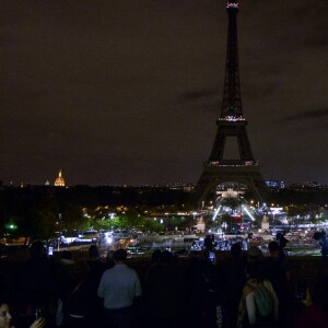Les lumières de la Tour Eiffel éteintes en hommage à Jacques Chirac, mort le 26 septembre 2019 à l'âge de 86 ans.