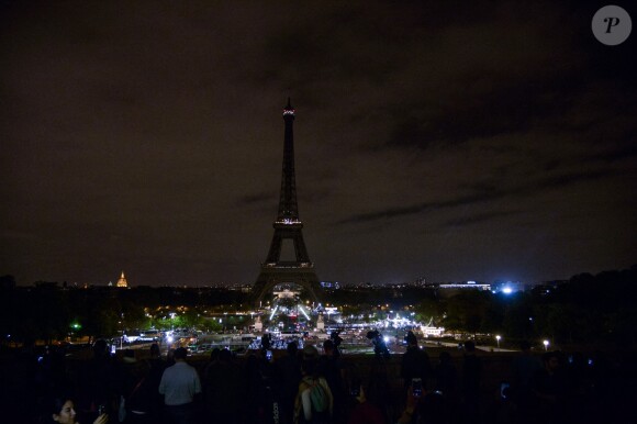 Les lumières de la Tour Eiffel éteintes en hommage à Jacques Chirac, mort le 26 septembre 2019 à l'âge de 86 ans.
