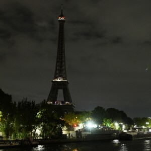 Les lumières de la Tour Eiffel éteintes en hommage à Jacques Chirac, mort le 26 septembre 2019 à l'âge de 86 ans.