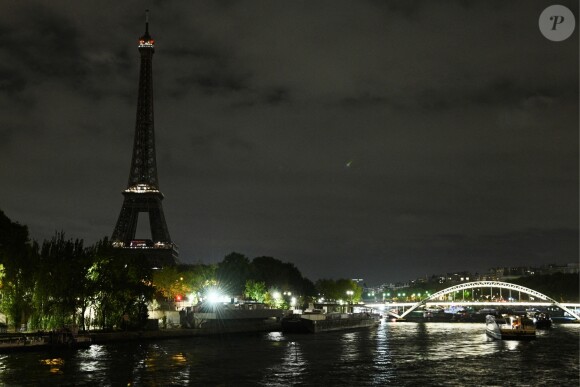 Les lumières de la Tour Eiffel éteintes en hommage à Jacques Chirac, mort le 26 septembre 2019 à l'âge de 86 ans.