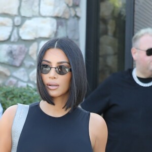Kim Kardashian arbore un nouvelle coiffure en allant prendre le petit-déjeuner avec son ami J. Cheban à Calabasas, le 25 septembre 2019.