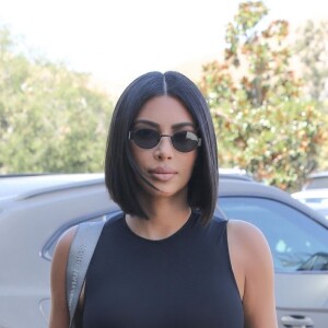 Kim Kardashian arbore un nouvelle coiffure en allant prendre le petit-déjeuner avec son ami J. Cheban à Calabasas, le 25 septembre 2019.