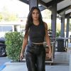 Kim Kardashian porte un pantalon en cuir noir et un trop top assorti en balade dans les rues de Los Angeles, le 24 septembre 2019