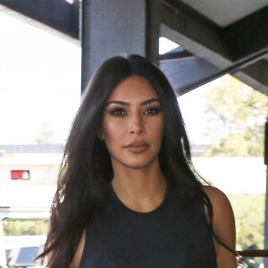 Kim Kardashian porte un pantalon en cuir noir et un trop top assorti en balade dans les rues de Los Angeles, le 24 septembre 2019