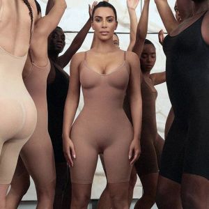 Kim Kardashian lance une marque de sous-vêtements de maintien baptisée Kimono. Kim Kardashian a révélé qu'elle était passionnée par les sous-vêtements de maintien depuis plus de 15 ans. " C'est aussi si souvent que je n'ai pas pu trouver de sous-vêtements de maintien dont la couleur se marie bien avec le teint de ma peau, il nous fallait donc une solution pour tout cela " a-t-elle écrit. Los Angeles. 25 juin 2019.