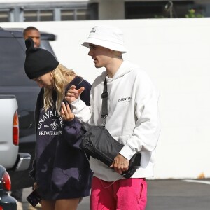 Justin Bieber et sa femme Hailey Baldwin Bieber sont allés au cinéma IPIC en amoureux dans le quartier de Westwood à Los Angeles. Le couple est reparti au volant de leur Lamborghini Urus rose! Le 26 septembre 2019 -