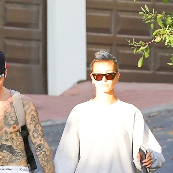 Justin Bieber et sa femme Hailey Baldwin Bieber se baladent main dans la main à Wisdom Tree à Los Angeles, le 4 septembre 2019