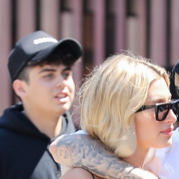 Justin Bieber et sa femme Hailey Baldwin Bieber se promènent en amoureux à The Grove dans le quartier de West Hollywood à Los Angeles, le 11 août 2019