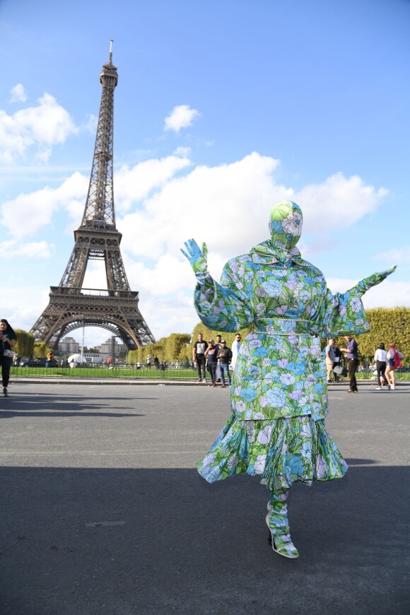 Cardi B visite la Tour Eiffel, habillée d'un look Richard Quinn et de souliers Saint Laurent. Paris, le 28 septembre 2019. © Perusseau - Da Silva / Bestimage
