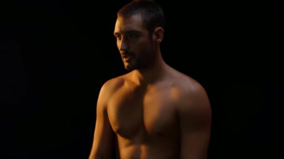 Jérémy Frérot a le crâne rasé et est torse nu dans son clip "L'Homme Nouveau" mis en ligne le 30 septembre 2019.