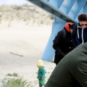 Exclusif - Le chanteur Jérémy Frérot, mari de L. Manaudou, accompagné d'une trentaine de bénévoles, a décidé cette année de lancer une opération de nettoyage de plages, "Initiatives oceanes" animée et dirigée par lui-même. Avec l'aide de Surfrider il a lancé cette collecte sur une de ses plages préférées depuis son enfance ici, entre Arcachon et les Landes le 3 Mai 2019. © Patrick Bernard/ Bestimage