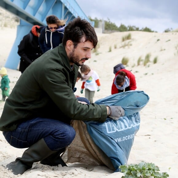 Exclusif - Le chanteur Jérémy Frérot, mari de L. Manaudou, accompagné d'une trentaine de bénévoles, a décidé cette année de lancer une opération de nettoyage de plages, "Initiatives oceanes" animée et dirigée par lui-même. Avec l'aide de Surfrider il a lancé cette collecte sur une de ses plages préférées depuis son enfance ici, entre Arcachon et les Landes le 3 Mai 2019. © Patrick Bernard/ Bestimage