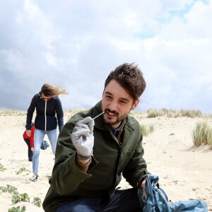 Exclusif - Le chanteur Jérémy Frérot, mari de L. Manaudou, accompagné d'une trentaine de bénévoles, a décidé cette année de lancer une opération de nettoyage de plages, "Initiatives oceanes" animée et dirigée par lui-même. Avec l'aide de Surfrider il a lancé cette collecte sur une de ses plages préférées depuis son enfance ici, entre Arcachon et les Landes le 3 Mai 2019. © Patrick Bernard/ Bestimage