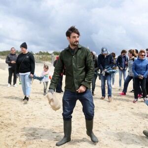 Exclusif - Le chanteur Jérémy Frérot, mari de L. Manaudou, accompagné d'une trentaine de bénévoles, a décidé cette année de lancer une opération de nettoyage de plages, "Initiatives oceanes" animée et dirigée par lui-même. Avec l'aide de Surfrider il a lancé cette collecte sur une de ses plages préférées depuis son enfance ici, entre Arcachon et les Landes le 3 Mai 2019. © Patrick Bernard/ Bestimage