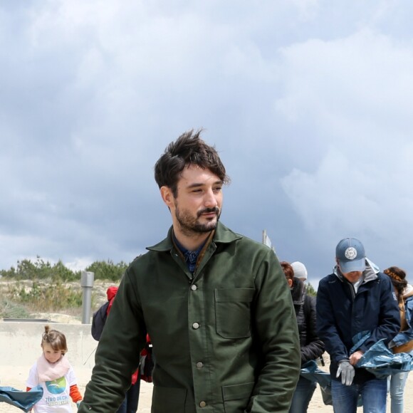 Exclusif - Le chanteur Jérémy Frérot, mari de L. Manaudou, accompagné d'une trentaine de bénévoles, a décidé cette année de lancer une opération de nettoyage de plages, "Initiatives oceanes" animée et dirigée par lui-même. Avec l'aide de Surfrider il a lancé cette collecte sur une de ses plages préférées depuis son enfance ici, entre Arcachon et les Landes le 3 Mai 2019. © Patrick Bernard/ Bestimage