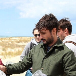 Exclusif - Le chanteur Jérémy Frérot, mari de L. Manaudou, accompagné d'une trentaine de bénévoles, a décidé cette année de lancer une opération de nettoyage de plages, "Initiatives oceanes" animée et dirigée par lui-même. Avec l'aide de Surfrider il a lancé cette collecte sur une de ses plages préférées depuis son enfance ici, entre Arcachon et les Landes le 3 Mai 2019. © Patrick Bernard/ Bestimage