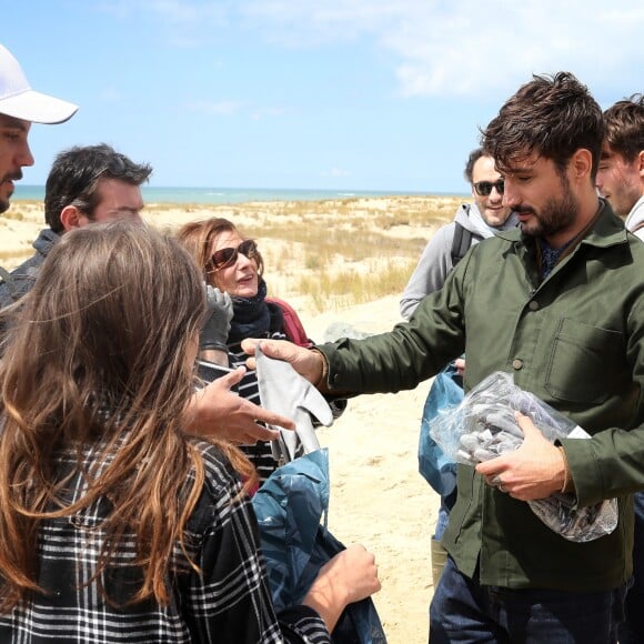 Exclusif - Le chanteur Jérémy Frérot, mari de L. Manaudou, accompagné d'une trentaine de bénévoles, a décidé cette année de lancer une opération de nettoyage de plages, "Initiatives oceanes" animée et dirigée par lui-même. Avec l'aide de Surfrider il a lancé cette collecte sur une de ses plages préférées depuis son enfance ici, entre Arcachon et les Landes le 3 Mai 2019. © Patrick Bernard/ Bestimage