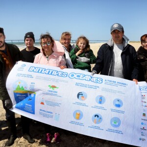 Exclusif - Le chanteur Jérémy Frérot, mari de L. Manaudou, accompagné d'une trentaine de bénévoles, a décidé cette année de lancer une opération de nettoyage de plages, "Initiatives oceanes" animée et dirigée par lui-même. Avec l'aide de Surfrider il a lancé cette collecte sur une de ses plages préférées depuis son enfance ici, entre Arcachon et les Landes le 3 Mai 2019. © Patrick Bernard/ Bestimage