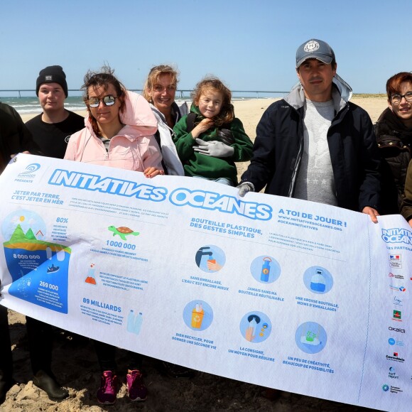 Exclusif - Le chanteur Jérémy Frérot, mari de L. Manaudou, accompagné d'une trentaine de bénévoles, a décidé cette année de lancer une opération de nettoyage de plages, "Initiatives oceanes" animée et dirigée par lui-même. Avec l'aide de Surfrider il a lancé cette collecte sur une de ses plages préférées depuis son enfance ici, entre Arcachon et les Landes le 3 Mai 2019. © Patrick Bernard/ Bestimage