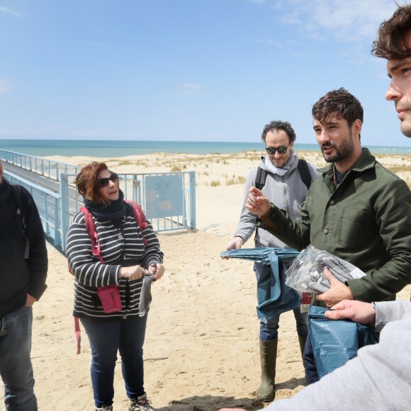 Exclusif - Le chanteur Jérémy Frérot, mari de L. Manaudou, accompagné d'une trentaine de bénévoles, a décidé cette année de lancer une opération de nettoyage de plages, "Initiatives oceanes" animée et dirigée par lui-même. Avec l'aide de Surfrider il a lancé cette collecte sur une de ses plages préférées depuis son enfance ici, entre Arcachon et les Landes le 3 Mai 2019. © Patrick Bernard/ Bestimage