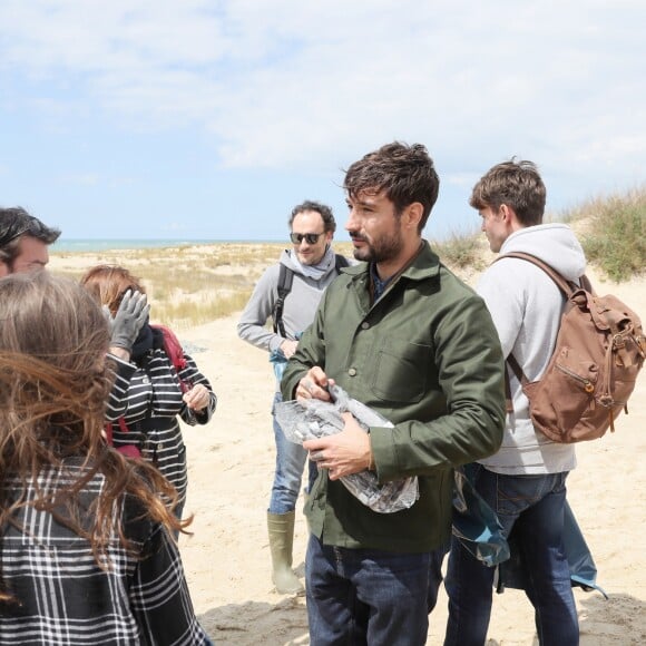 Exclusif - Le chanteur Jérémy Frérot, mari de L. Manaudou, accompagné d'une trentaine de bénévoles, a décidé cette année de lancer une opération de nettoyage de plages, "Initiatives oceanes" animée et dirigée par lui-même. Avec l'aide de Surfrider il a lancé cette collecte sur une de ses plages préférées depuis son enfance ici, entre Arcachon et les Landes le 3 Mai 2019. © Patrick Bernard/ Bestimage