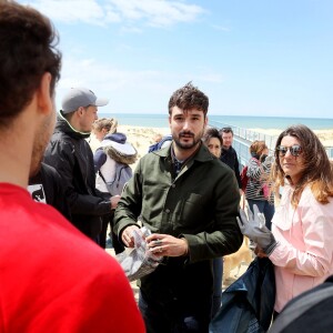 Exclusif - Le chanteur Jérémy Frérot, mari de L. Manaudou, accompagné d'une trentaine de bénévoles, a décidé cette année de lancer une opération de nettoyage de plages, "Initiatives oceanes" animée et dirigée par lui-même. Avec l'aide de Surfrider il a lancé cette collecte sur une de ses plages préférées depuis son enfance ici, entre Arcachon et les Landes le 3 Mai 2019. © Patrick Bernard/ Bestimage