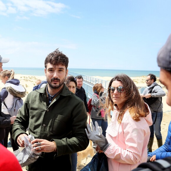 Exclusif - Le chanteur Jérémy Frérot, mari de L. Manaudou, accompagné d'une trentaine de bénévoles, a décidé cette année de lancer une opération de nettoyage de plages, "Initiatives oceanes" animée et dirigée par lui-même. Avec l'aide de Surfrider il a lancé cette collecte sur une de ses plages préférées depuis son enfance ici, entre Arcachon et les Landes le 3 Mai 2019. © Patrick Bernard/ Bestimage