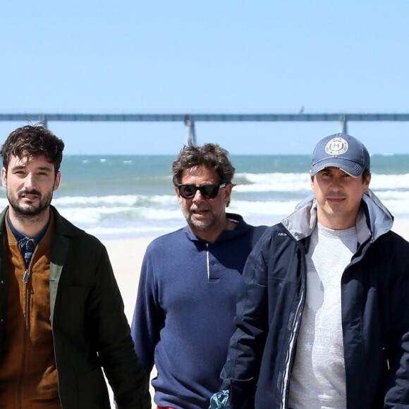 Exclusif - Le chanteur Jérémy Frérot, mari de L. Manaudou, accompagné d'une trentaine de bénévoles, a décidé cette année de lancer une opération de nettoyage de plages, "Initiatives oceanes" animée et dirigée par lui-même. Avec l'aide de Surfrider il a lancé cette collecte sur une de ses plages préférées depuis son enfance ici, entre Arcachon et les Landes le 3 Mai 2019. © Patrick Bernard/ Bestimage