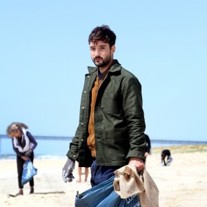 Exclusif - Le chanteur Jérémy Frérot, mari de L. Manaudou, accompagné d'une trentaine de bénévoles, a décidé cette année de lancer une opération de nettoyage de plages, "Initiatives oceanes" animée et dirigée par lui-même. Avec l'aide de Surfrider il a lancé cette collecte sur une de ses plages préférées depuis son enfance ici, entre Arcachon et les Landes le 3 Mai 2019. © Patrick Bernard/ Bestimage